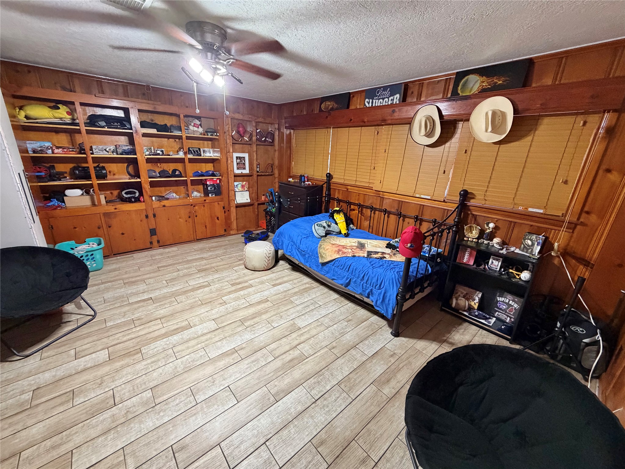 907 East Magnolia Street Angleton, TX 77515 - Photo 23 of 34 a view of a room with shelves
