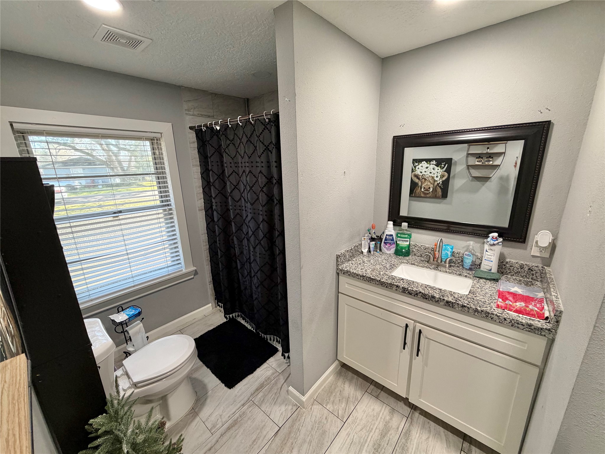 907 East Magnolia Street Angleton, TX 77515 - Photo 26 of 34 a very nice looking room with a large window