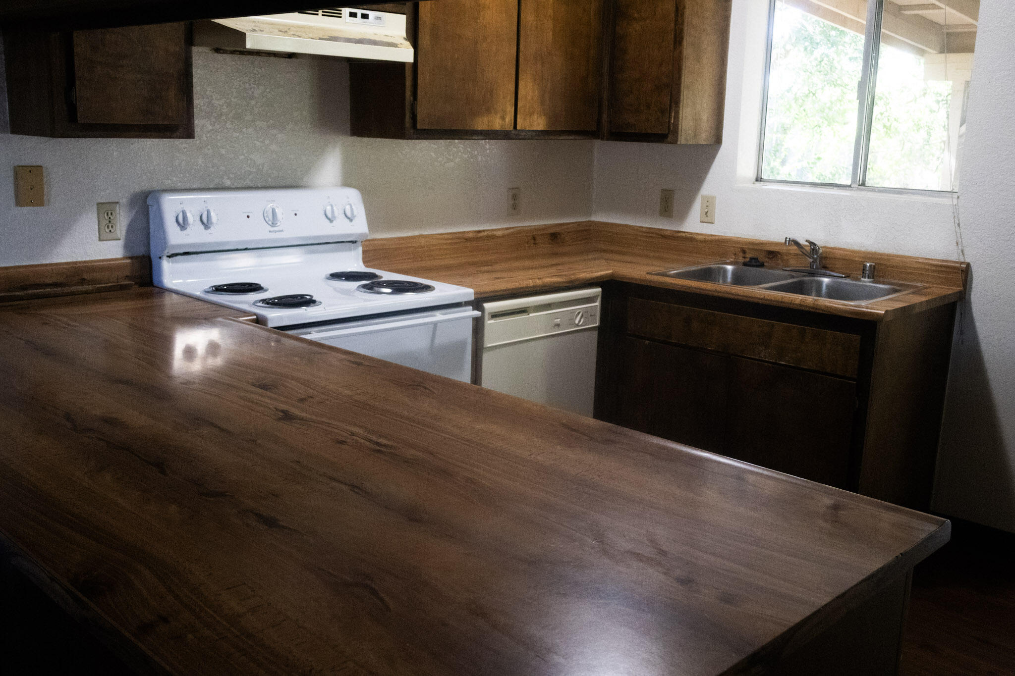 1026 Moss Creek Road Redding, CA 96003 - Photo 8 of 26 Lots of counter space