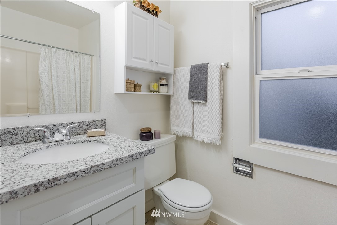 10035 17th Avenue Southwest Seattle, WA 98146 - Photo 11 of 25