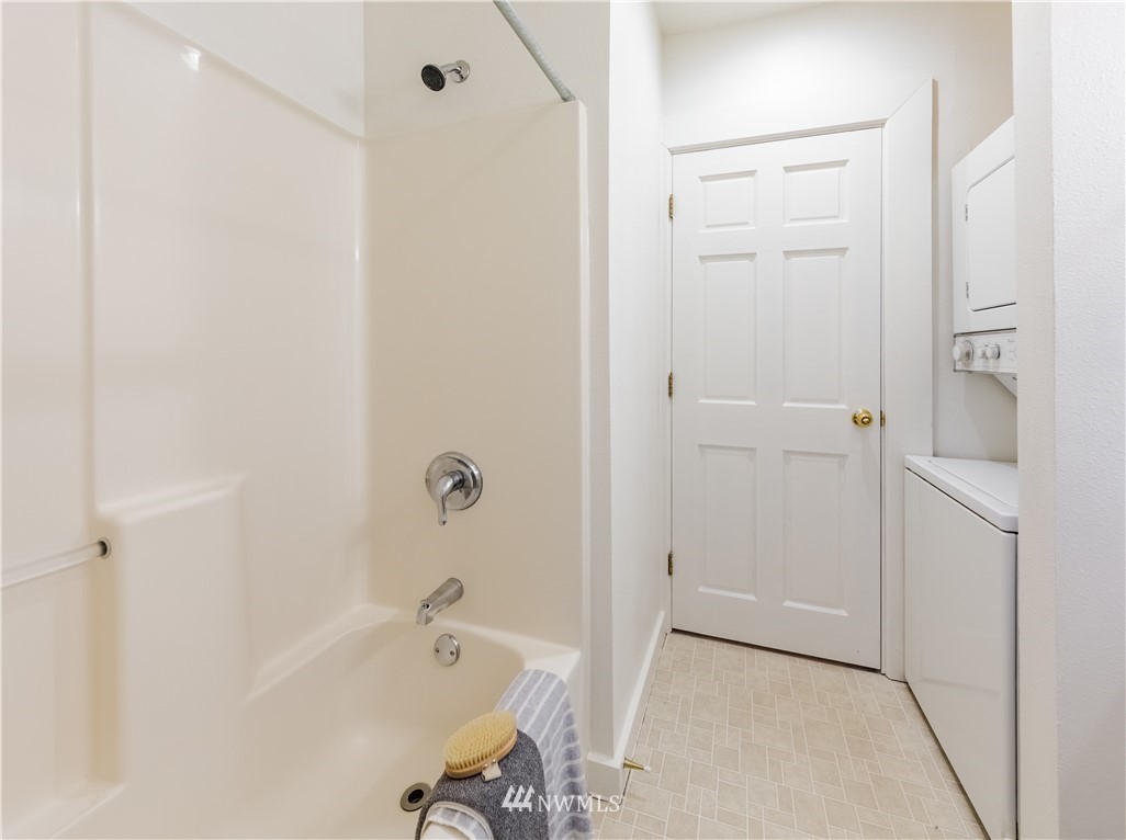 10035 17th Avenue Southwest Seattle, WA 98146 - Photo 12 of 25