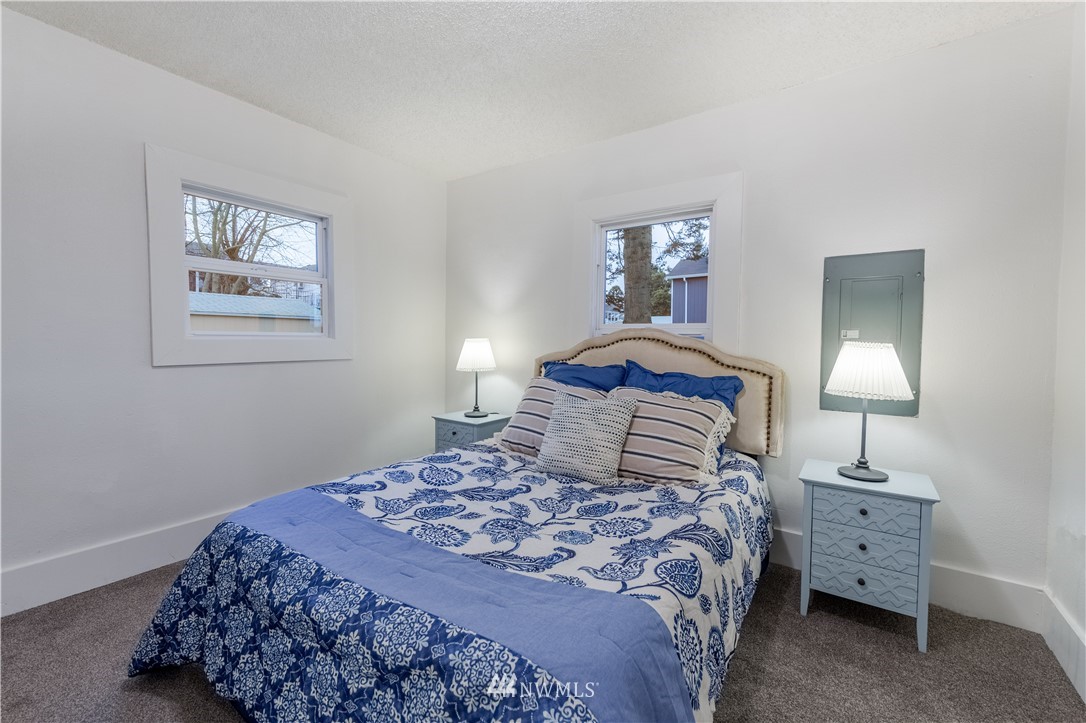 10035 17th Avenue Southwest Seattle, WA 98146 - Photo 13 of 25