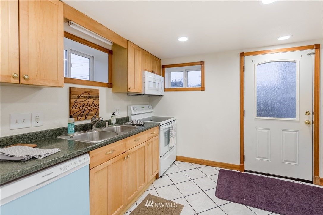 10035 17th Avenue Southwest Seattle, WA 98146 - Photo 14 of 25