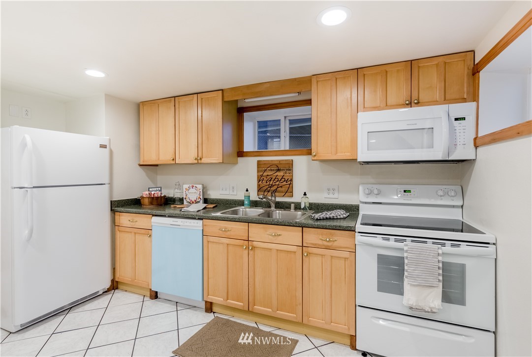10035 17th Avenue Southwest Seattle, WA 98146 - Photo 15 of 25