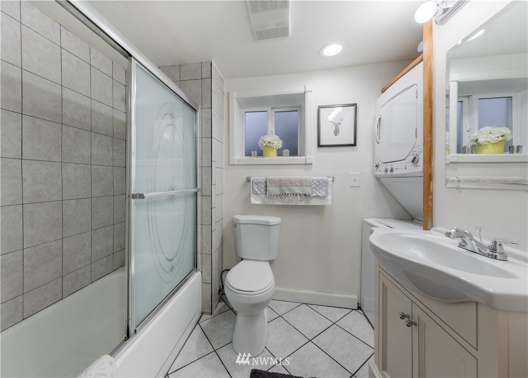 10035 17th Avenue Southwest Seattle, WA 98146 - Photo 20 of 25