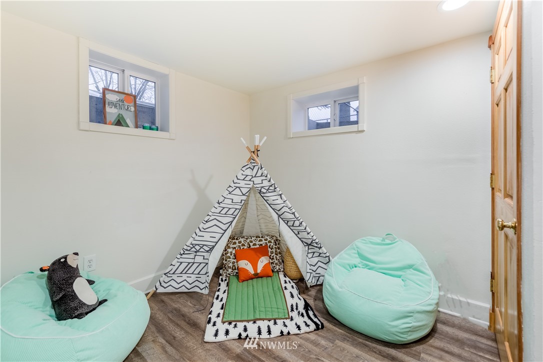 10035 17th Avenue Southwest Seattle, WA 98146 - Photo 22 of 25
