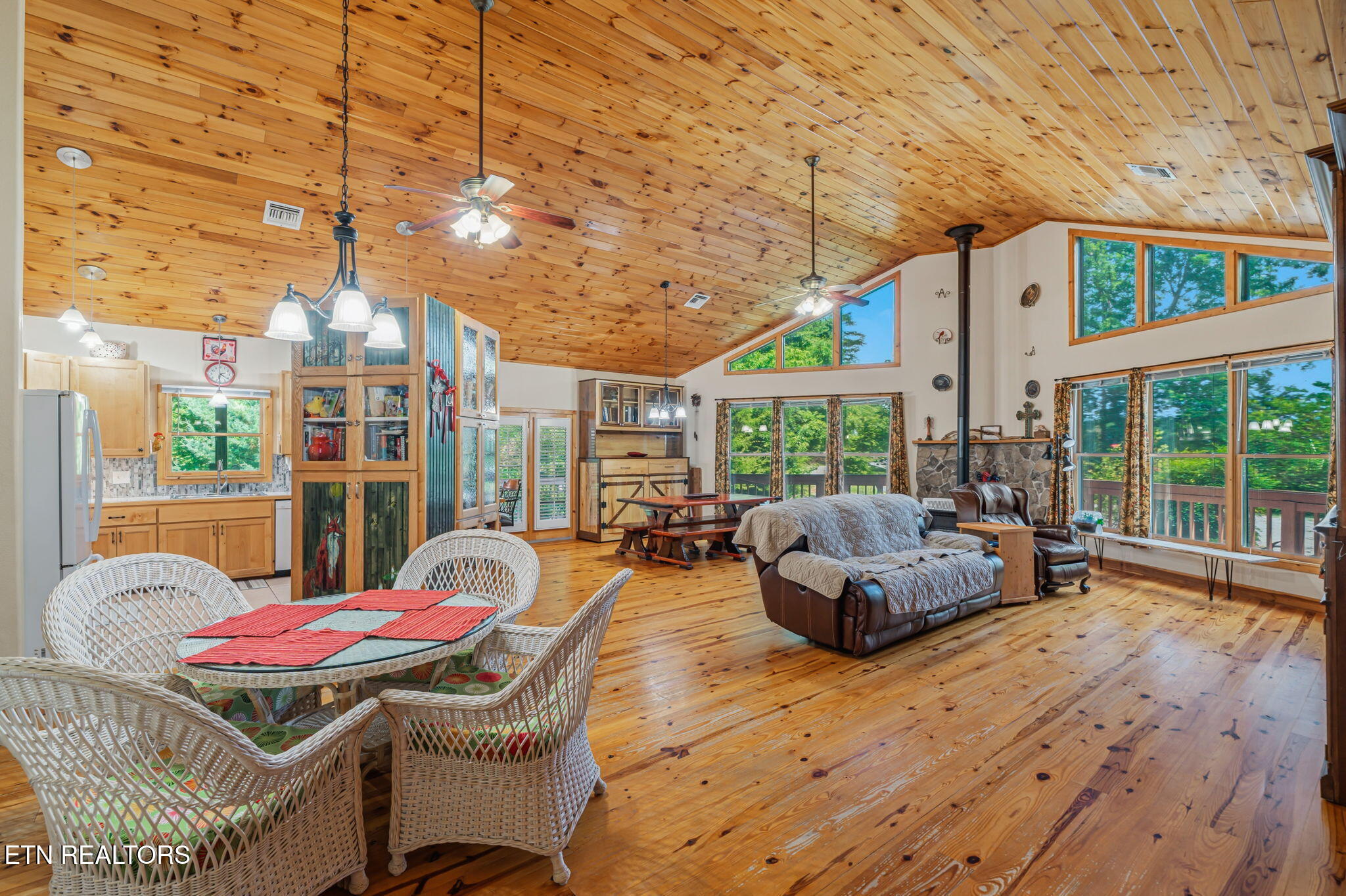 22-web-or-mls-414 Shaddon Road-49