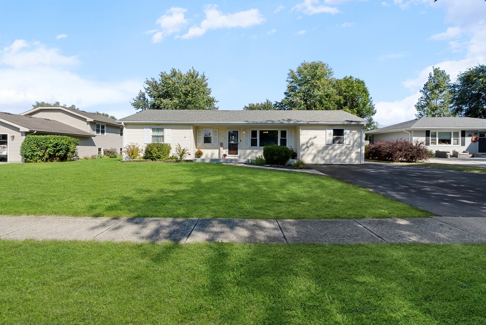808 Stonegate Road New Lenox, IL 60451 - Photo 1 of 24 a front view of a house with a garden