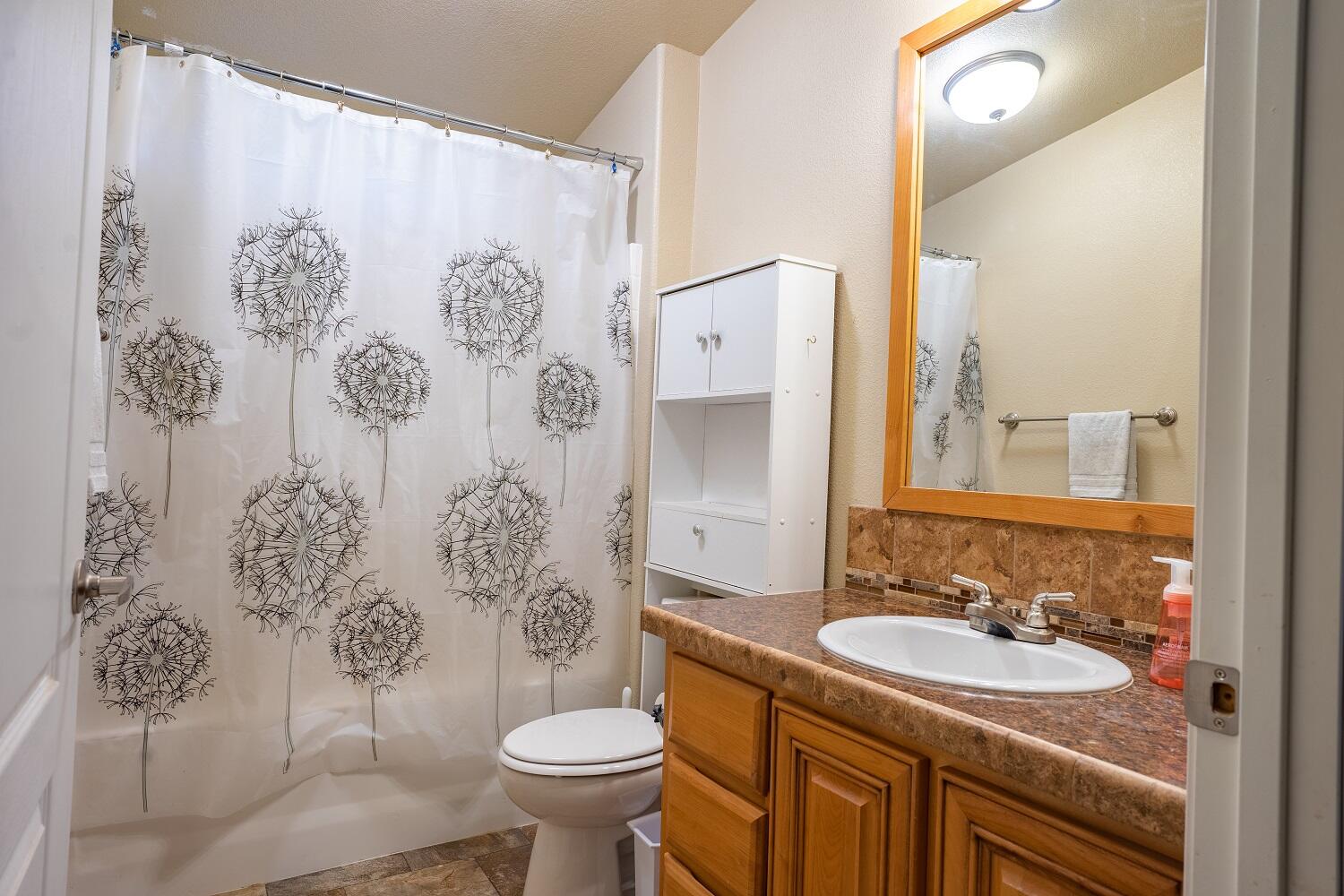 8574 Blackwell Road Central Point, OR 97502 - Photo 21 of 45 Guest bathroom 2