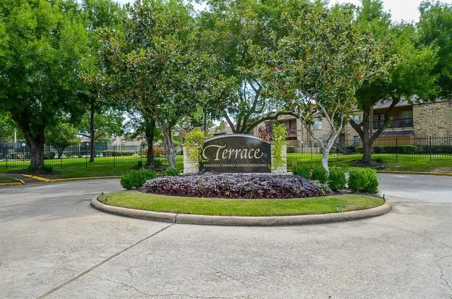 a view of a tennis court