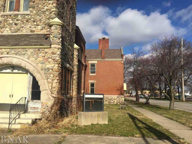 525 North Church Street Decatur, IL 62522 - Photo 7 of 15 a front view of a house with a yard