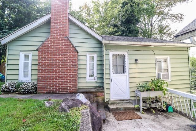 a view of a house with backyard