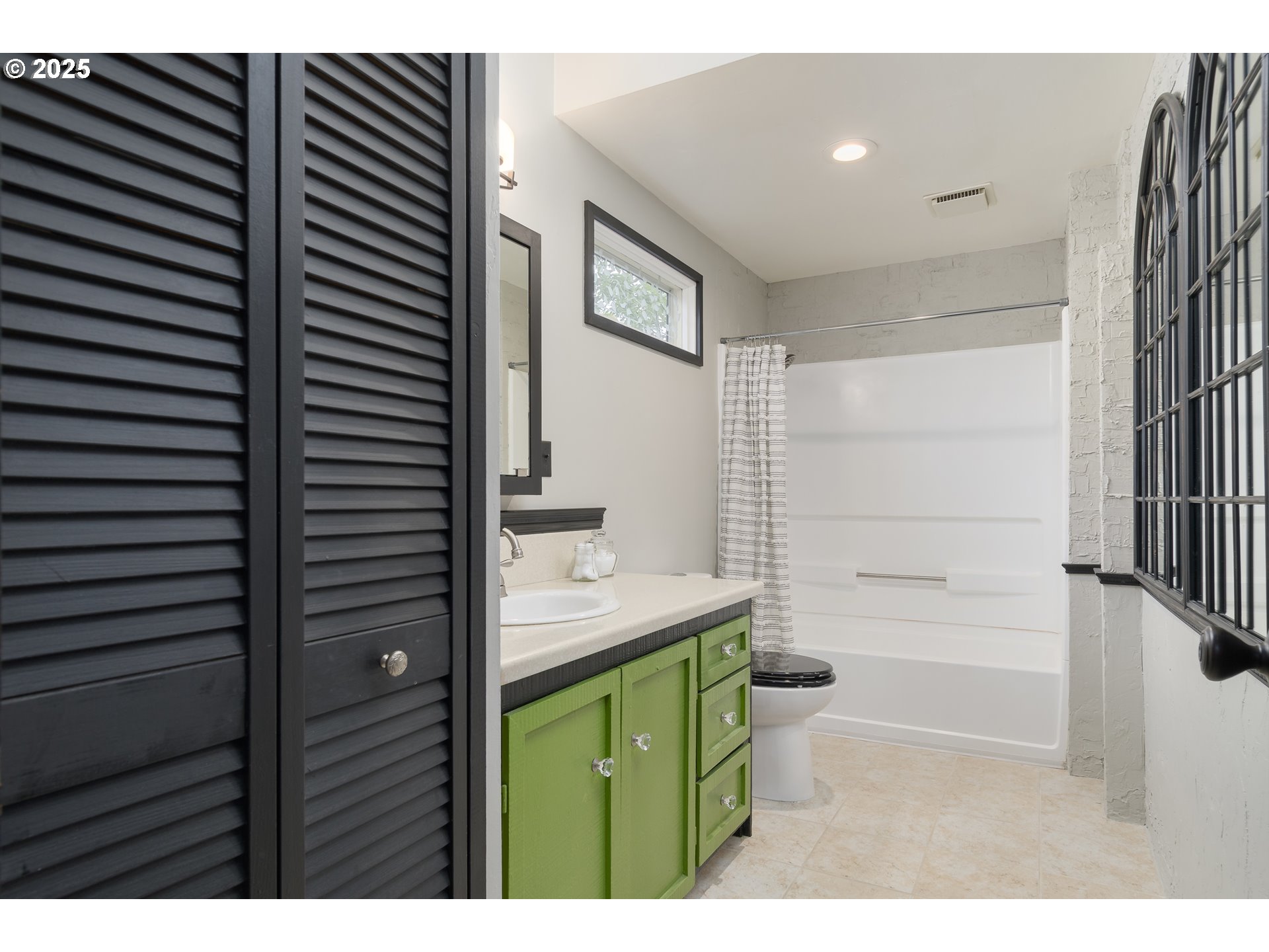25 West 36th Avenue Eugene, OR 97405 - Photo 22 of 33 a bathroom with a sink a toilet and shower