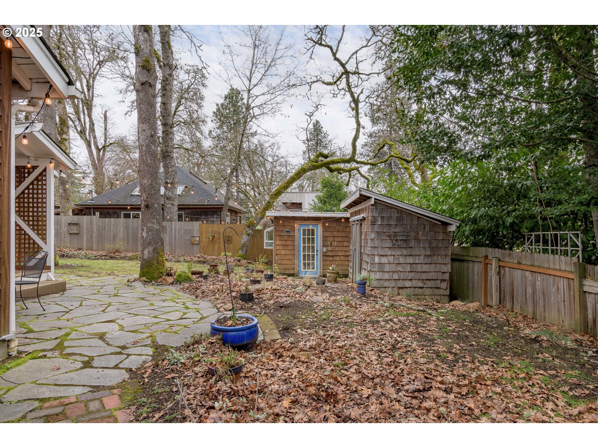 25 West 36th Avenue Eugene, OR 97405 - Photo 25 of 33 a backyard of a house with table and chairs