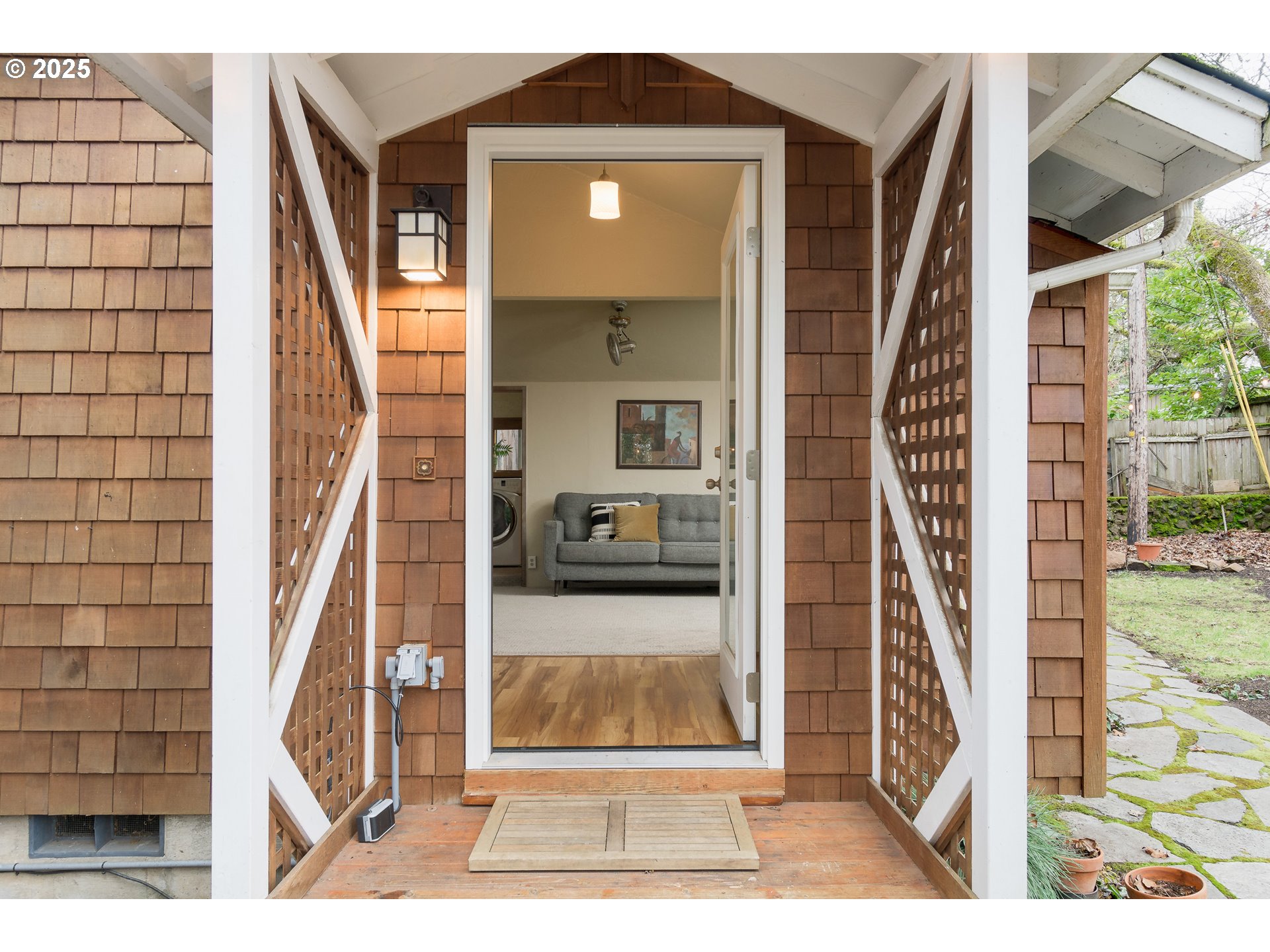 25 West 36th Avenue Eugene, OR 97405 - Photo 5 of 33 a view of an entryway