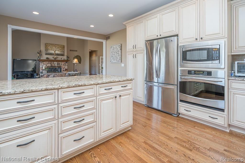 424 Inverness Highland, MI 48357 - Photo 14 of 45 12.jpg