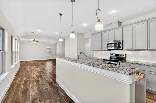 $342,500 | 627 North Preston Avenue, Van Alstyne, TX 75495