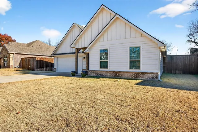 $342,500 | 627 North Preston Avenue, Van Alstyne, TX 75495