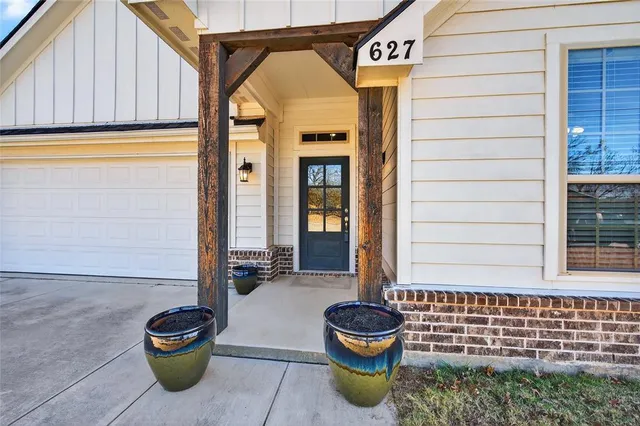 $342,500 | 627 North Preston Avenue, Van Alstyne, TX 75495