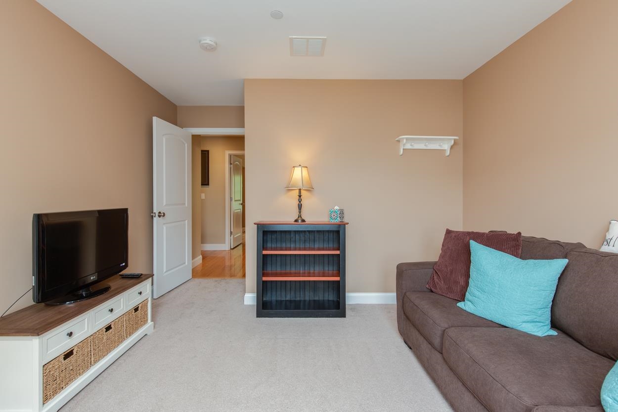 89 Woodview Way Manchester, NH 03102 - Photo 43 of 51