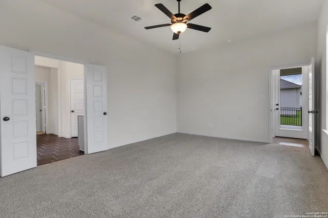 a view of a big room with closet