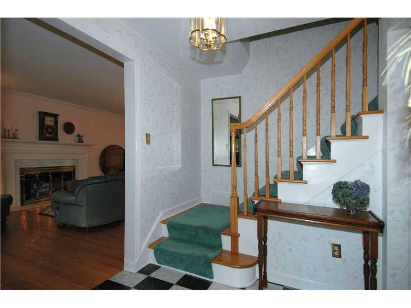 20 Thornridge Road Pittsburgh, PA 15237 - Photo 11 of 24 Entry/Foyer. View from front door