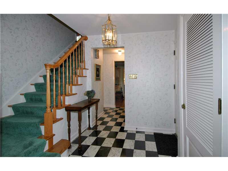 20 Thornridge Road Pittsburgh, PA 15237 - Photo 12 of 24 Entry/Foyer.