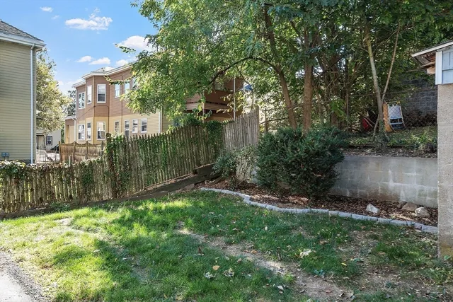 a view of a back yard