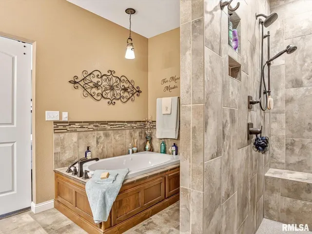 $525,000 | 432 Indian Trail, Pinckneyville, IL 62274