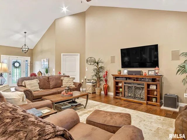 $525,000 | 432 Indian Trail, Pinckneyville, IL 62274