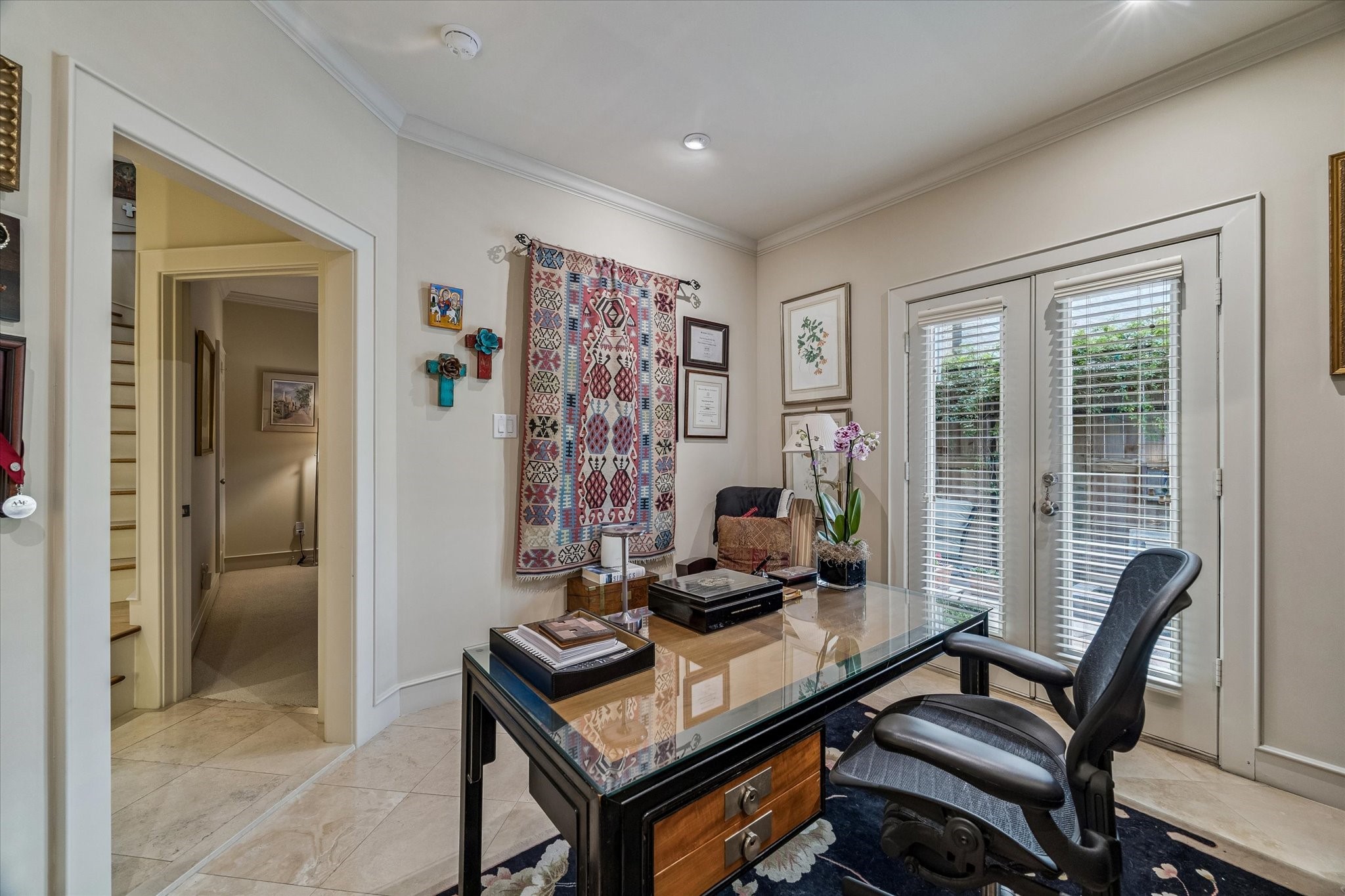 2415 West Main Street Houston, TX 77098 - Photo 15 of 48 This first-floor study/bedroom enjoys an enviable connection to the outdoors, featuring direct access to the home’s private patio. Perfect as a work space, guest suite, or quiet sanctuary, it blends comfort with an elevated sense of privacy.