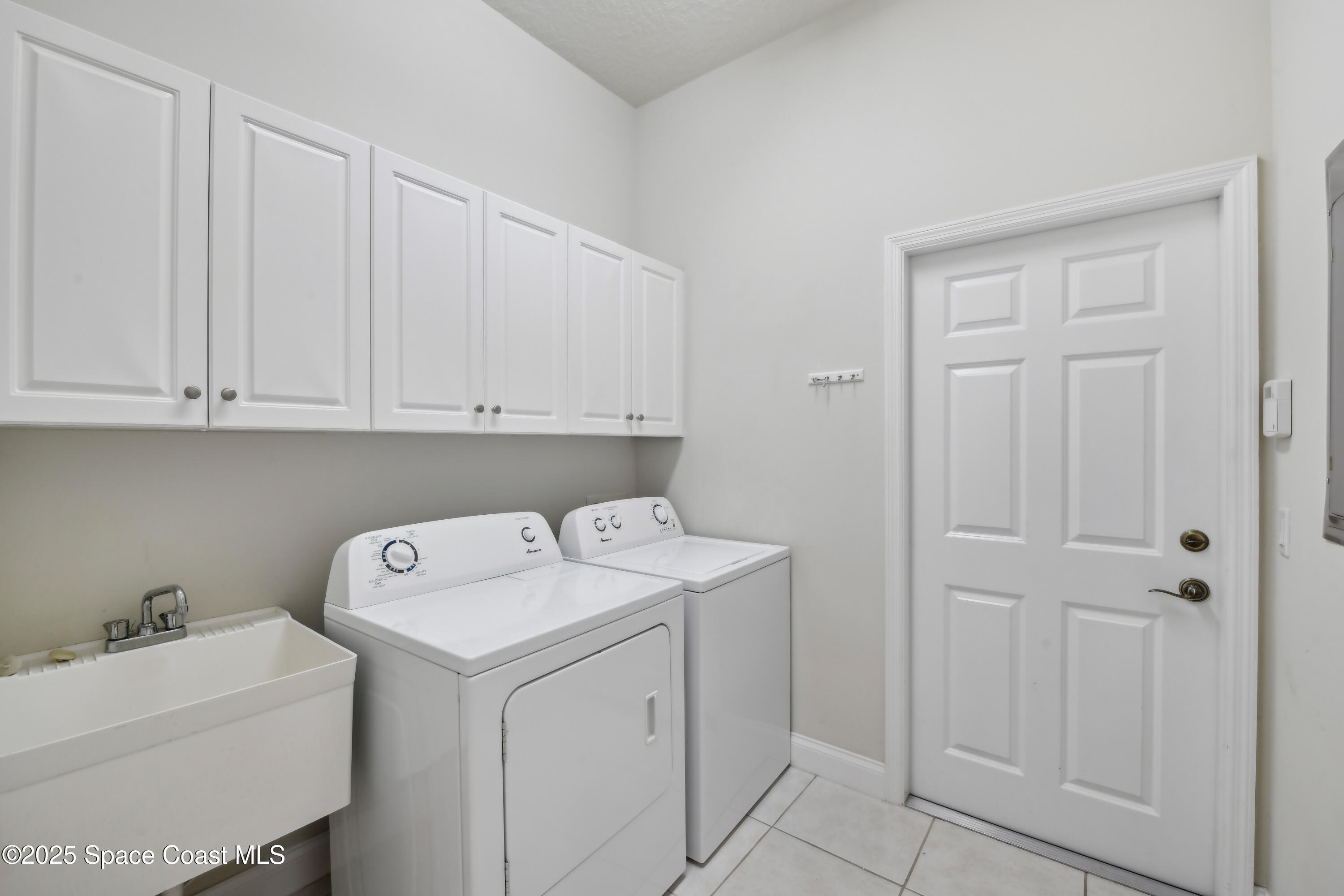 4040 Alamanda Key Drive Melbourne, FL 32901 - Photo 28 of 46 a utility room with dryer and washer