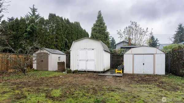 a view of back yard of the house