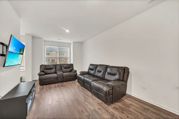 $475,000 | 60 Grey Wolf Drive, Wheeling, IL 60090