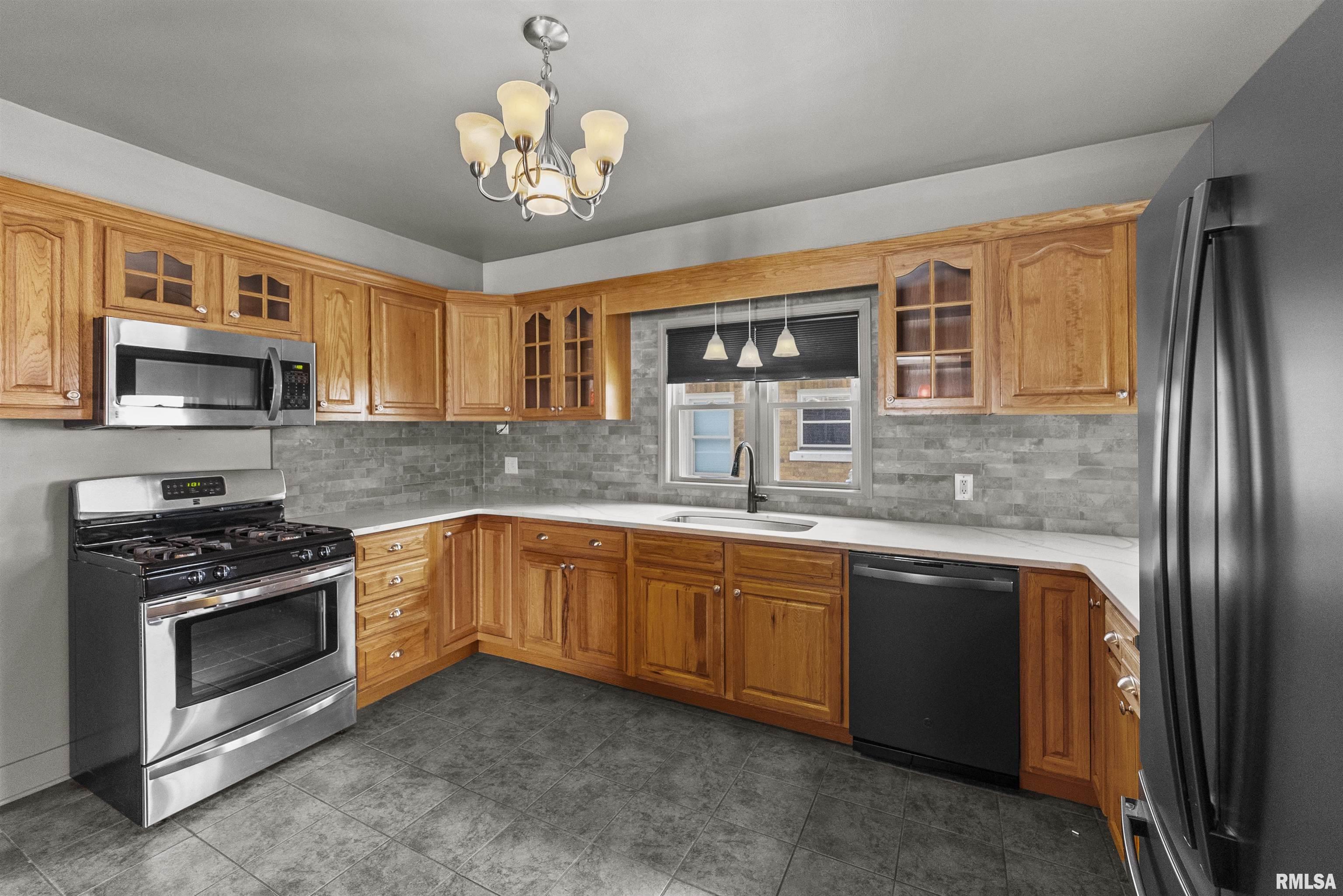 2434 29th Street Moline, IL 61265 - Photo 8 of 38