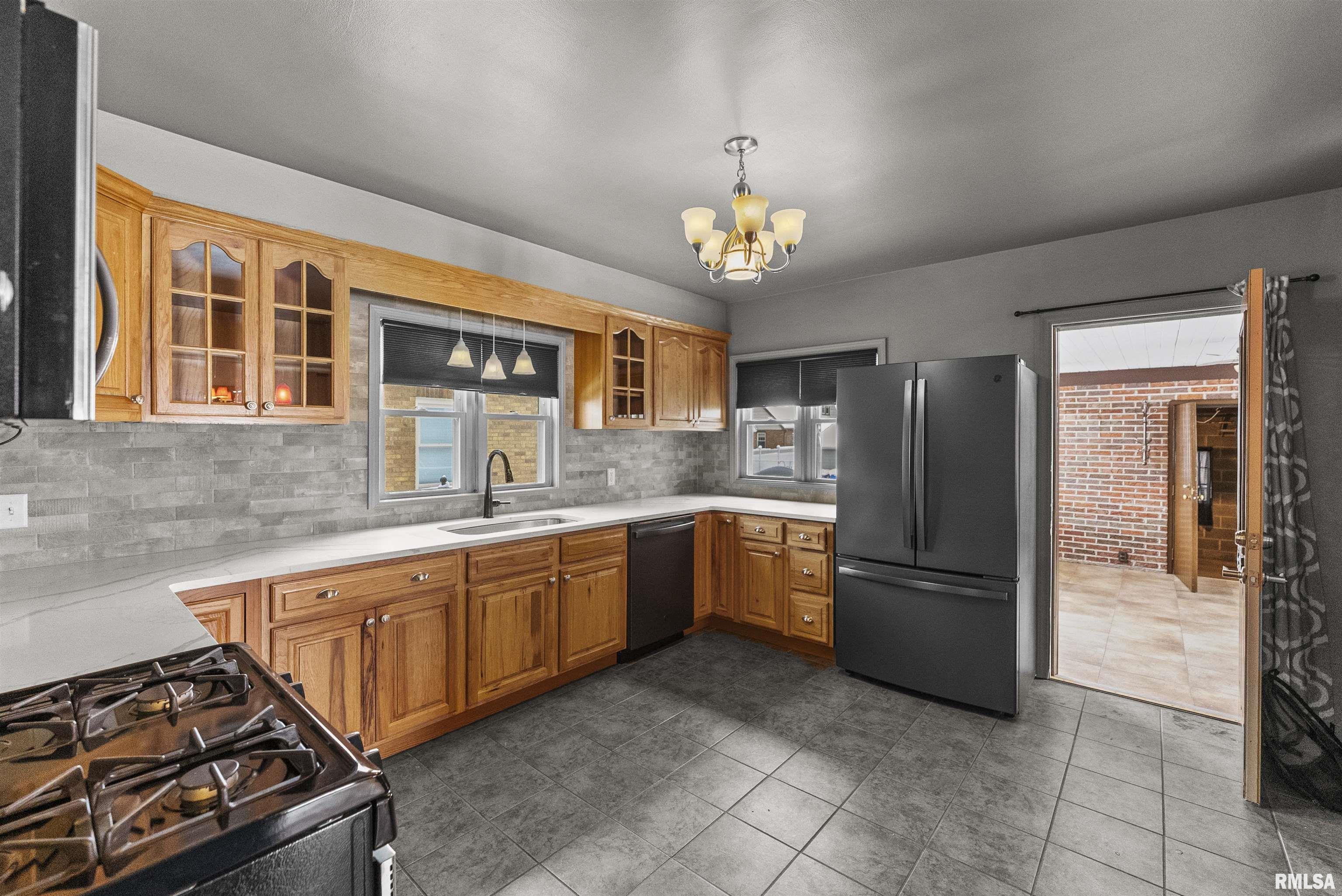 2434 29th Street Moline, IL 61265 - Photo 9 of 38