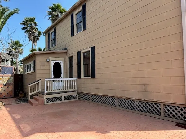 $1,950 | 1212 10th Street, Galveston, TX 77550