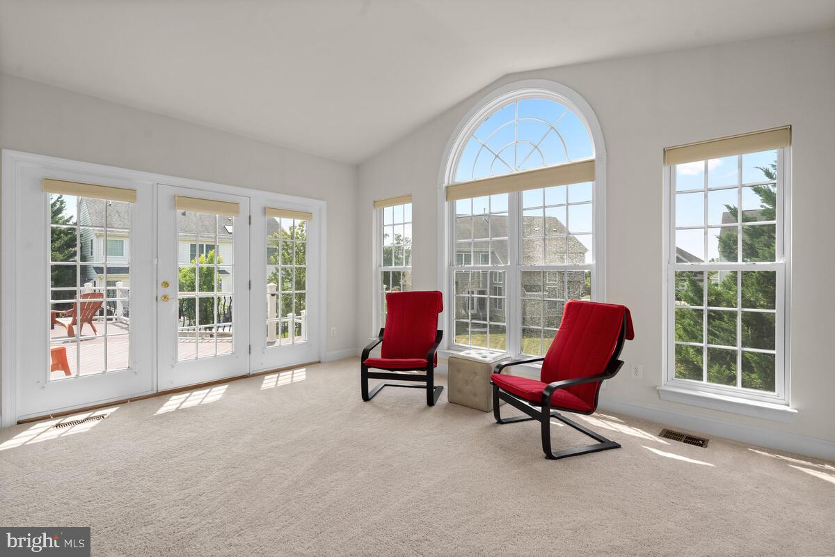 42819 Conquest Circle Ashburn, VA 20148 - Photo 26 of 55 a living room with furniture and a window