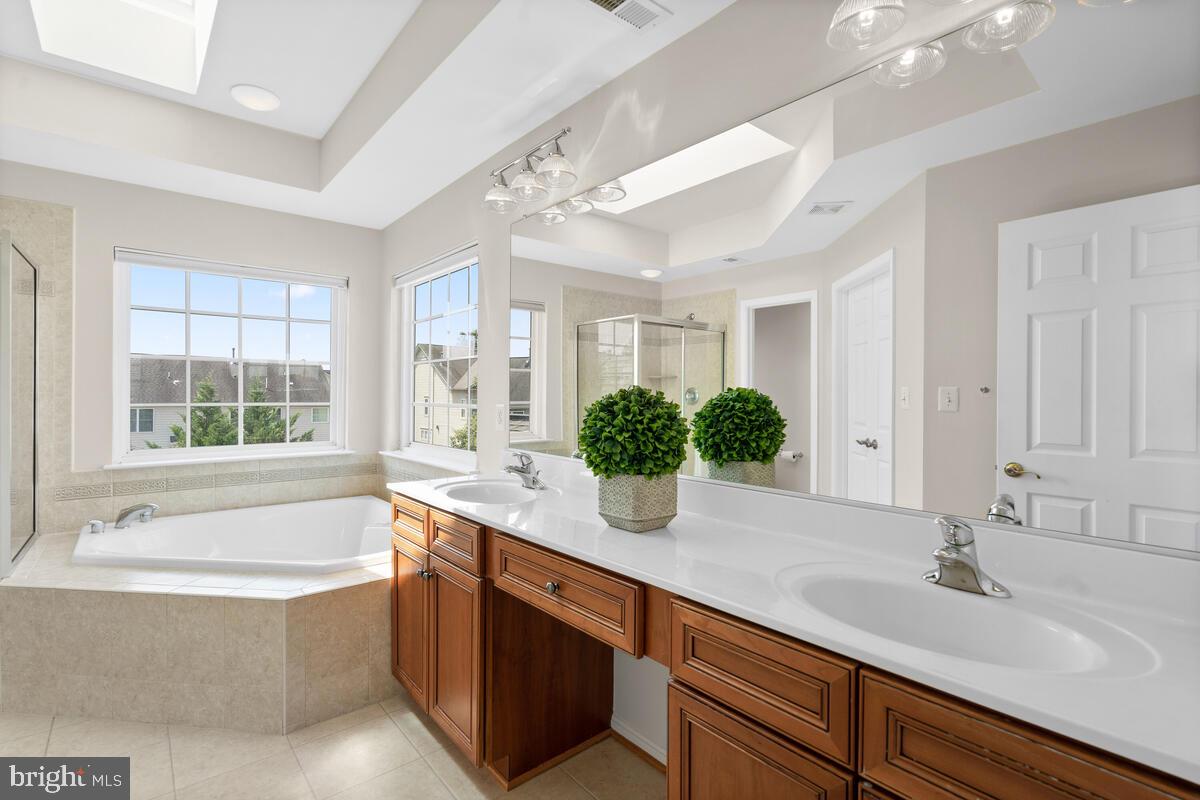 42819 Conquest Circle Ashburn, VA 20148 - Photo 32 of 55 a bathroom with a tub sink and mirror