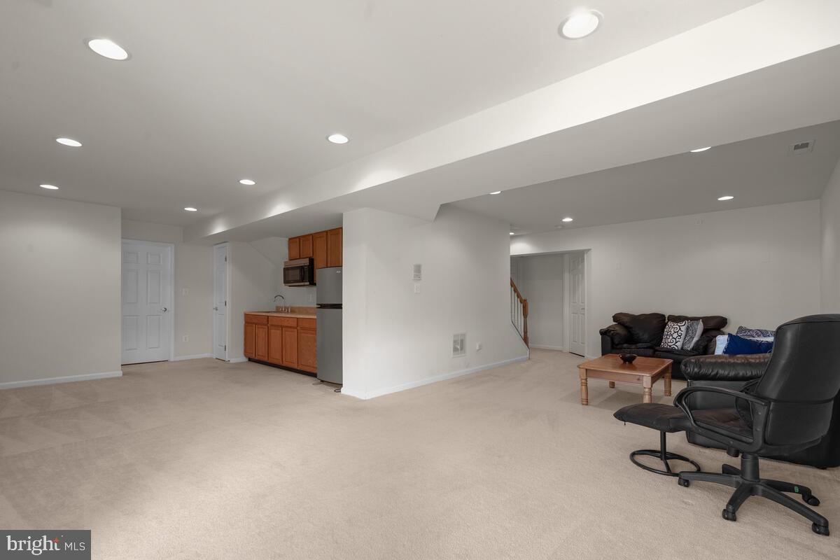 42819 Conquest Circle Ashburn, VA 20148 - Photo 39 of 55 a living room with furniture and a couch