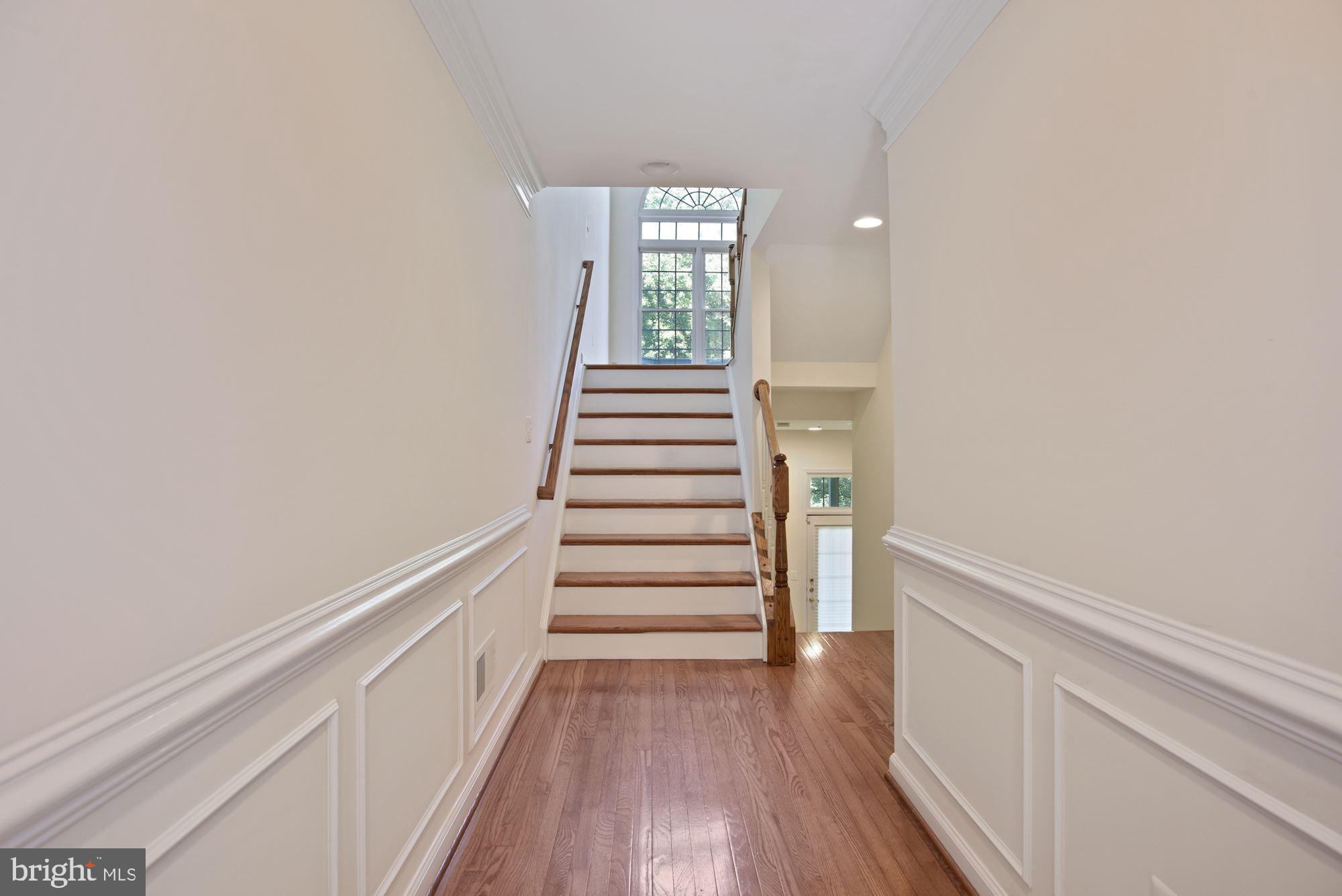 1614 Leeds Castle Drive Vienna, VA 22182 - Photo 3 of 37