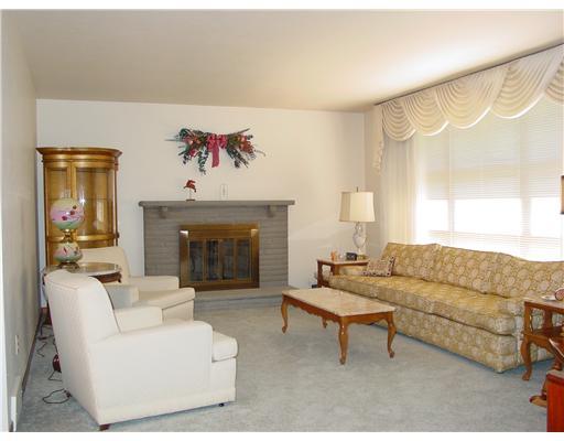 190 Killarney Road Wexford, PA 15090 - Photo 2 of 11 Living Room.