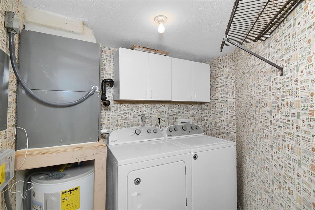 3254 Southeast Aster Lane, Unit J240 Stuart, FL 34994 - Photo 24 of 39 a bathroom with a sink a vanity and a mirror