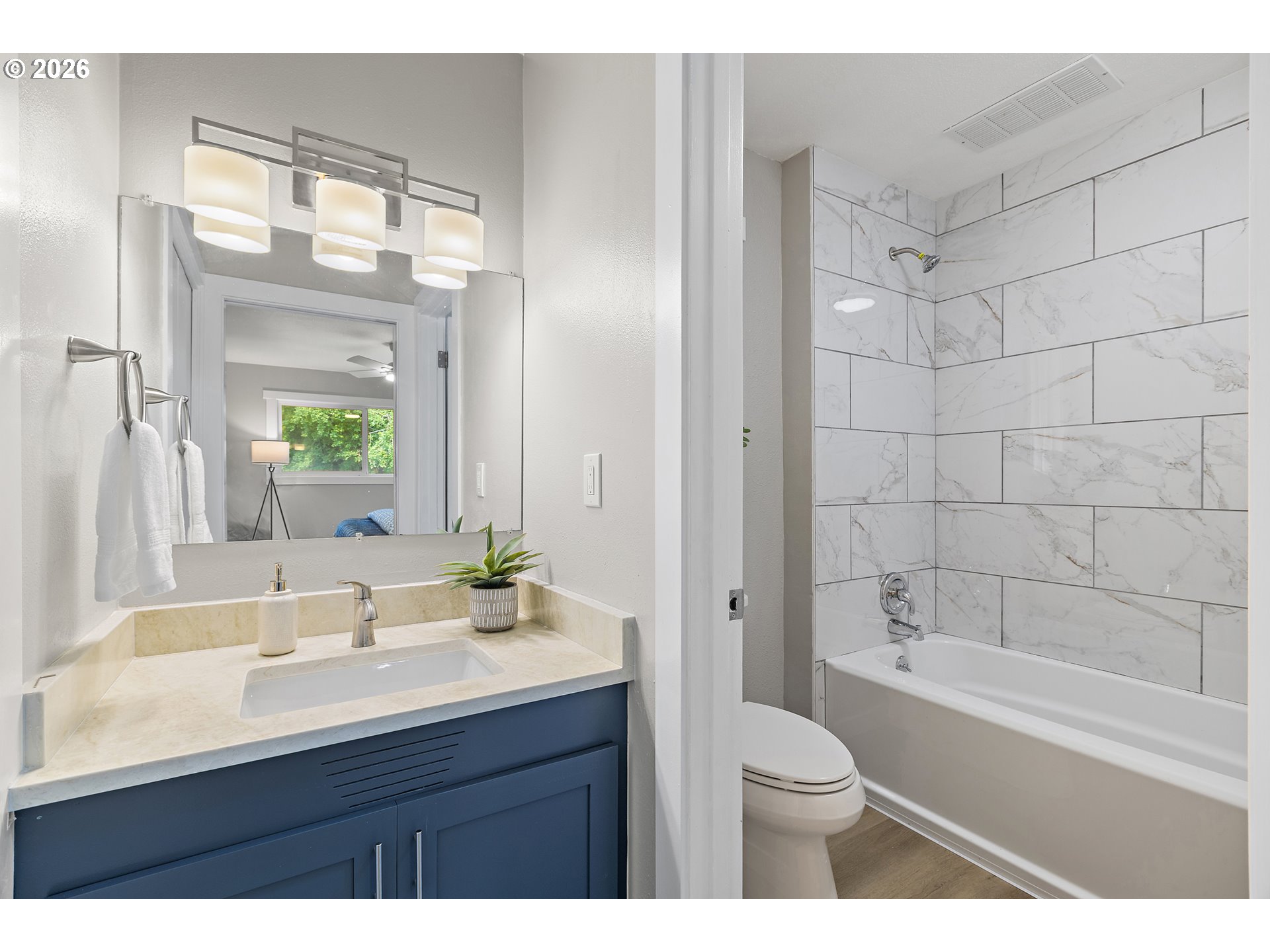 1422 Southwest Hensley Road Troutdale, OR 97060 - Photo 15 of 27 En Suite Bathroom