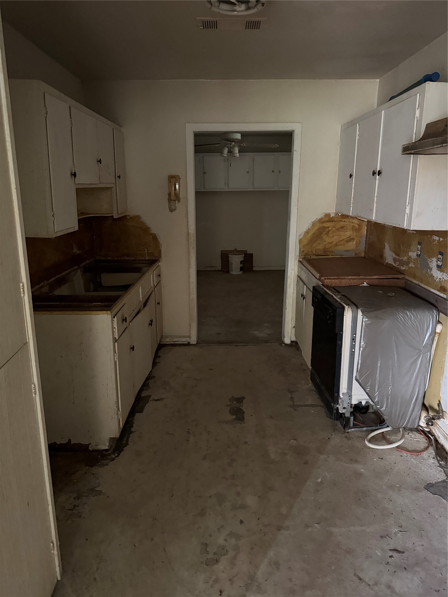 5050 Nassau Road Houston, TX 77021 - Photo 4 of 11 a kitchen with a stove and a refrigerator
