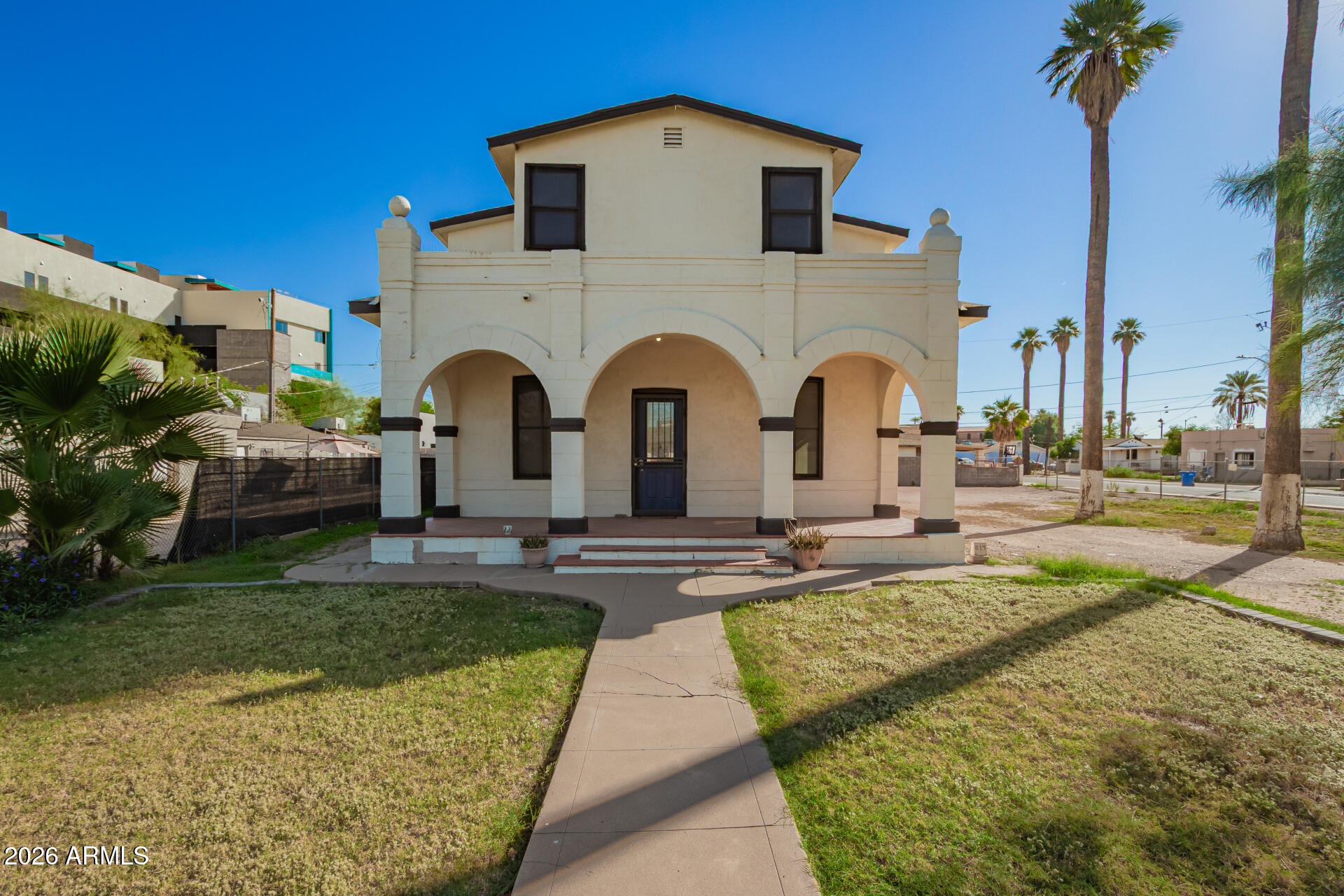 819 South 3rd Avenue Phoenix, AZ 85003 - Photo 3 of 45 a front view of a house with garden