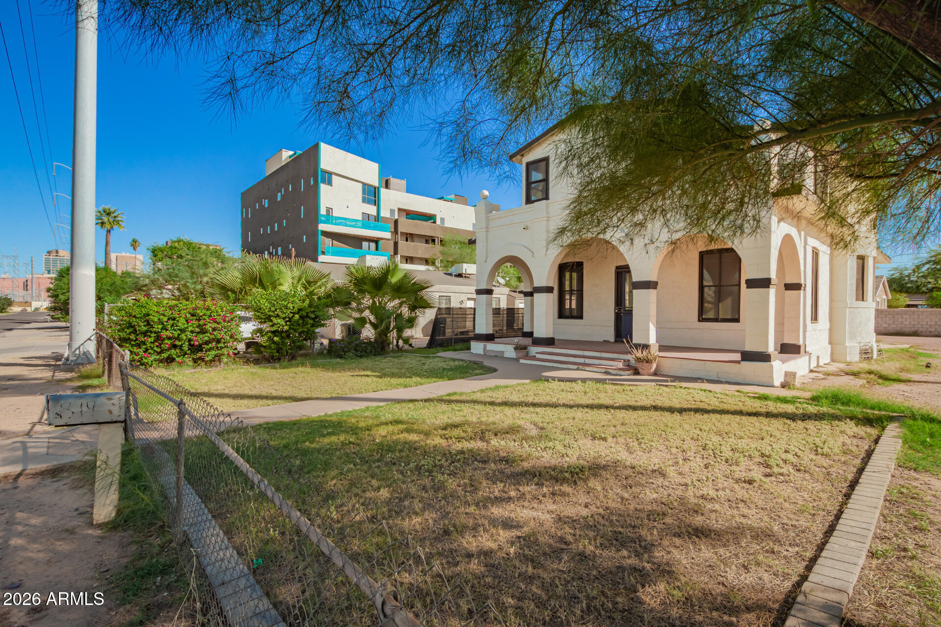 819 South 3rd Avenue Phoenix, AZ 85003 - Photo 5 of 45 a front view of house with yard