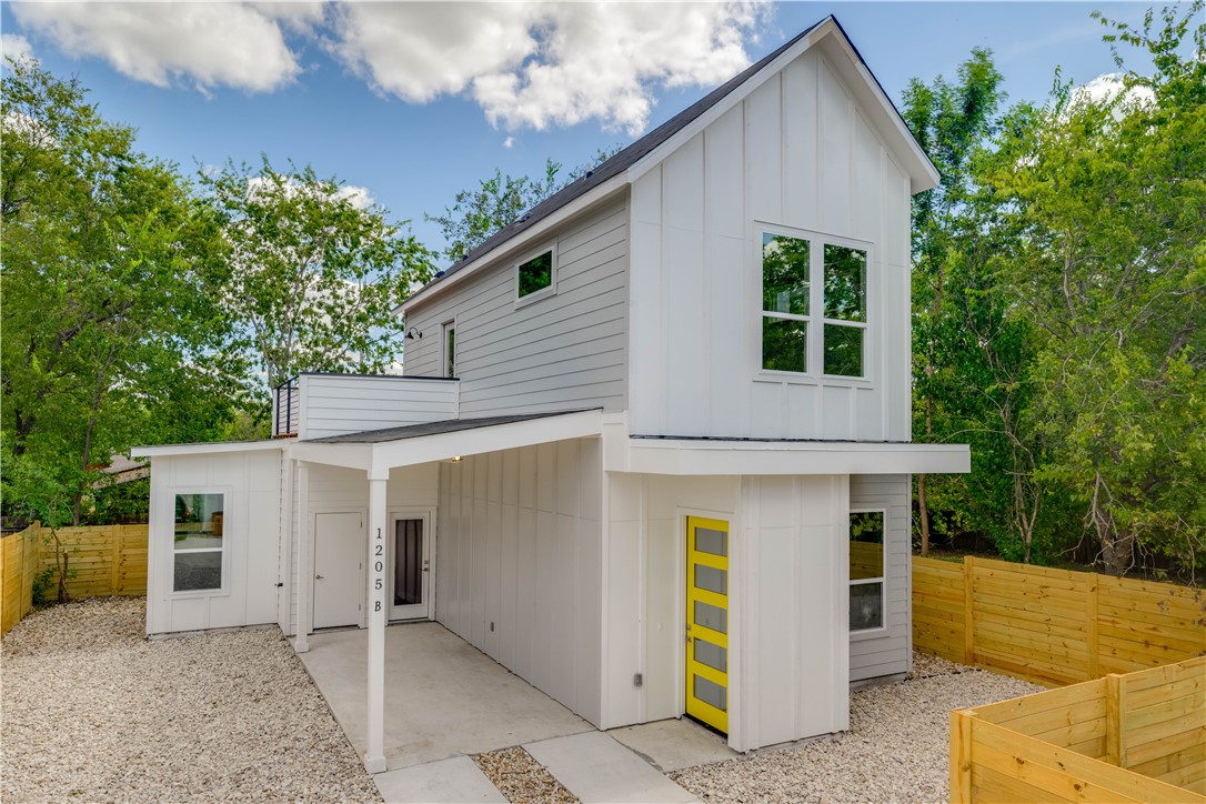 a view of a house with a backyard