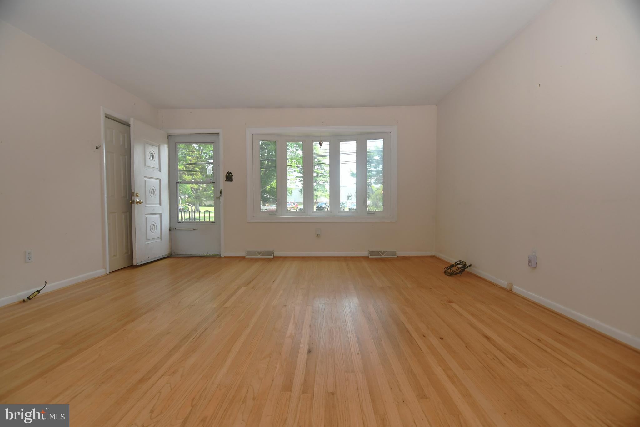 942 Mearns Road Warminster, PA 18974 - Photo 4 of 18 Large Living Room with Hardwood Floors!