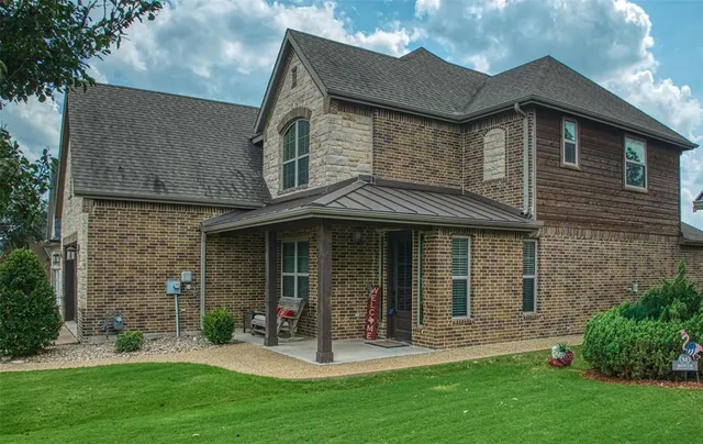 a view of a house with a yard and plants